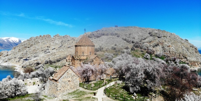 Akdamar Adası açan çiçeklerle beyaz gelinliğini giydi