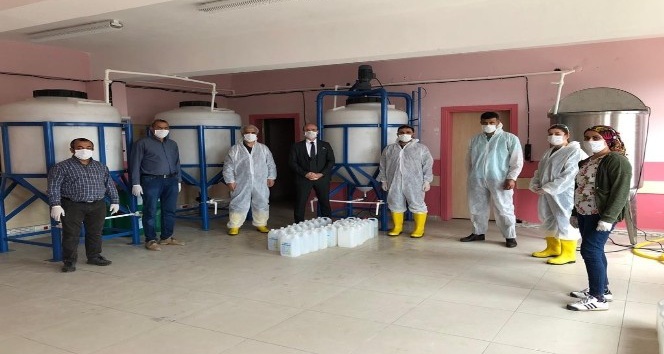 Mardin’de kimya öğretmenleri ele ele verip yüzey dezenfektanı üretiyor