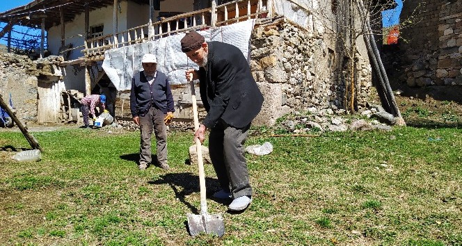 103 yaşındaki asırlık çınar, enerjisiyle gençlere taş çıkarıyor