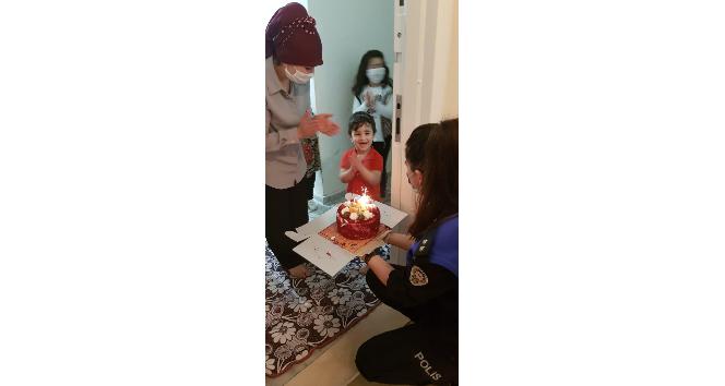 8 yaşındaki çocuk 4 yaşındaki kardeşinin doğum günü için polisten pasta istedi