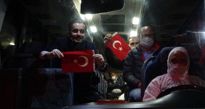 Karantina için Uşak’a getirilen vatandaşlar otobüsten Türk bayrağı salladı