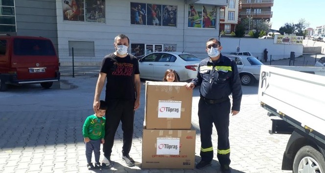 Sağlık çalışanları için ’siperlik maske’ üretiyor