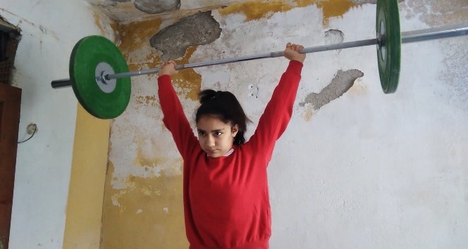 Şampiyon halterci, olimpiyatlara evinde hazırlanıyor