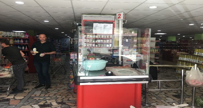 Şırnak’ta bir market korona virüs nedeni ile kasa bölümünü camla kaplattı