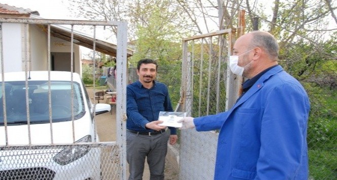 Başkan Tekin evlere maske dağıttı