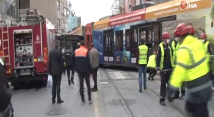 Sultangazide tramvay İETT otobüsüne çarptı