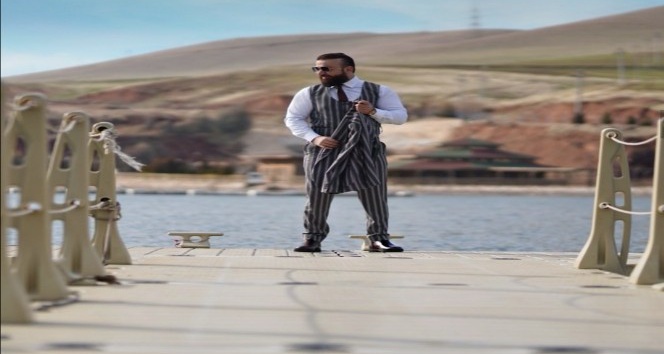 Model Hikmat Kucher 100 aileye gıda yardımında bulundu