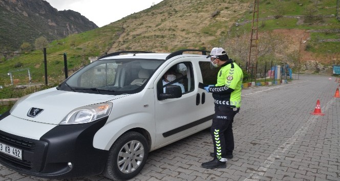 Şırnak’ta yağmur altında vatandaşların ateşleri ölçülüp maske dağıtılıyor