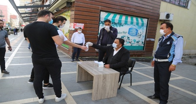 Cizre Belediyesi maske dağıtımına devam ediyor