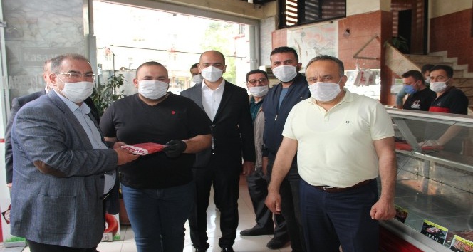 Esnafa bayrak dağıtıldı