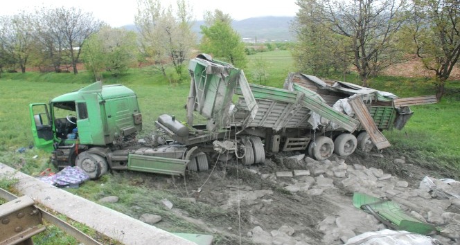 Çimento yüklü tır devrildi, sürücü yaralandı