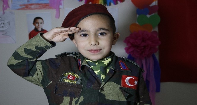 Minik Ahmet’in ’Bayrak’ sevgisi