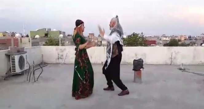 23 Nisan’ı evinin damında Reyhani oynayarak kutladı