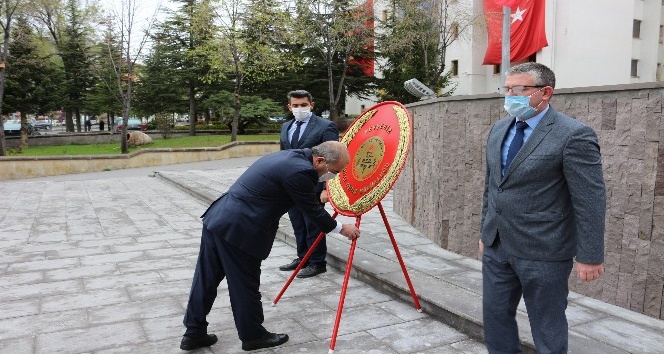 23 Nisan Ulusal Egemenlik ve Çocuk Bayramı çelenk sunma töreni yapıldı