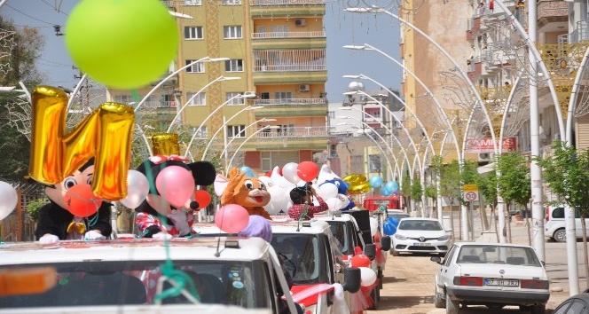 Kızıltepe’de 23 Nisan kortejine vatandaşlar balkonlarından eşlik etti