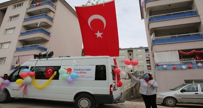 Tunceli’de 23 Nisan araçlardan yükselen çocuk şarkılarıyla kutlandı