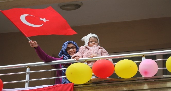Ağrılılar 23 Nisan Ulusal Egemenlik ve Çocuk Bayramı’nı balkonlardan kutladı