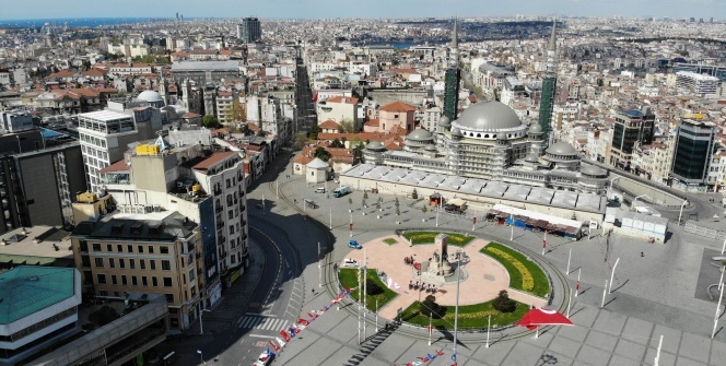 Boş kalan Taksim Meydanı ve İstiklal Caddesi böyle görüntülendi