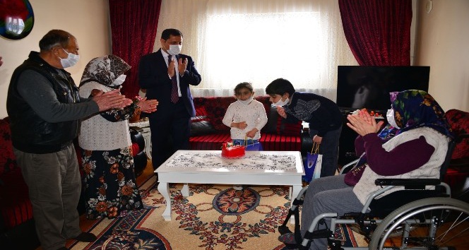 Vali Mustafa Masatlı, çocukların bayramını evlerinde kutladı