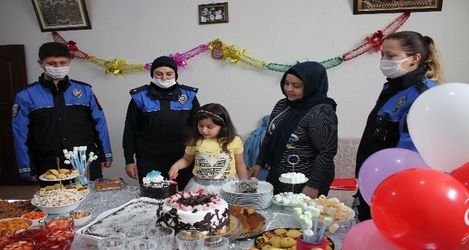 Midyat polisinden 2 çocuğa doğum günü sürprizi