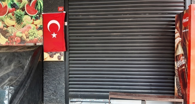 Marketler saat 14.00’da kepenklerini indirdi