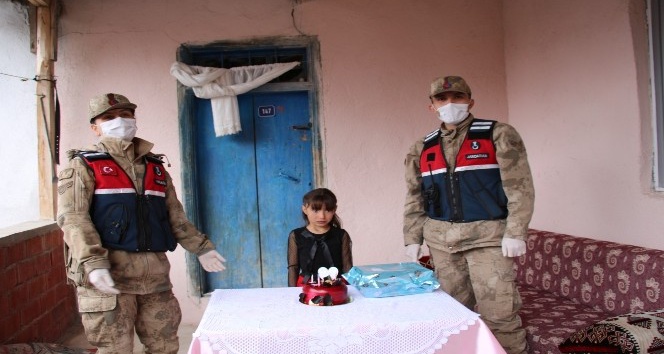 Jandarma’dan Elif Nisa’ya sürpriz doğum günü kutlaması