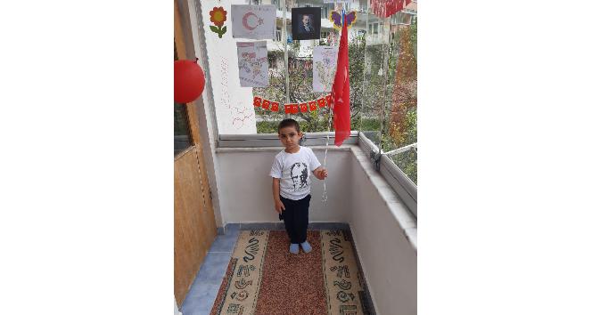 Balkon perdesinin zincirine taktığı Türk bayrağını İstiklal Marşı’nı okuyarak böyle göndere çekti