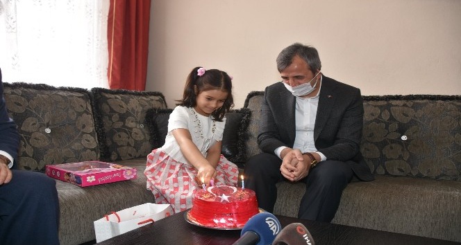 Kırıkkale Valisinden 23 Nisan’da doğan çocuğa doğum günü sürprizi