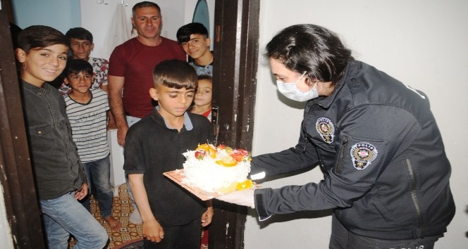 Cizre polisinden 11 yaşındaki çocuğa doğum günü sürprizi