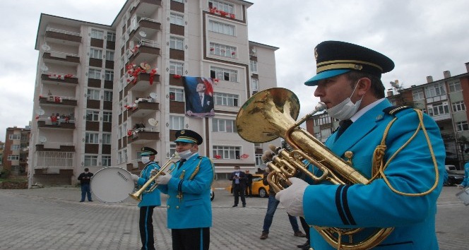 23 Nisan’ı bando eşliğinde balkondan kutladılar