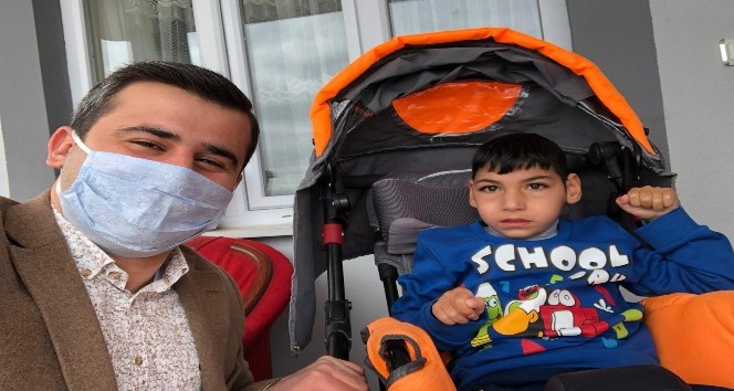 Kaymakam 23 Nisan doğumlu Mustafa’nın doğum gününü kutladı