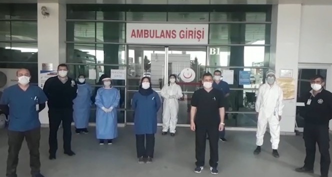 Sağlık ve polis ekipleri çocukları unutmadı
