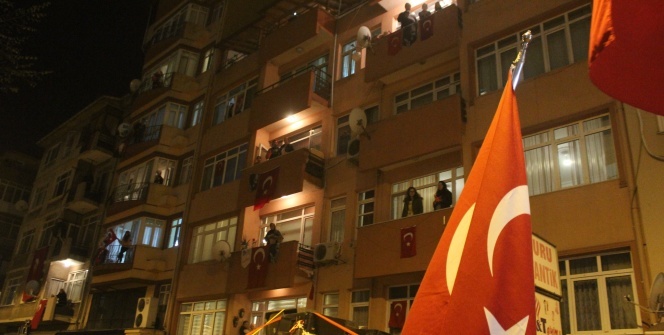 Binlerce vatandaş evlerinin balkon ve pencerelerinden İstiklal Marşı okudu