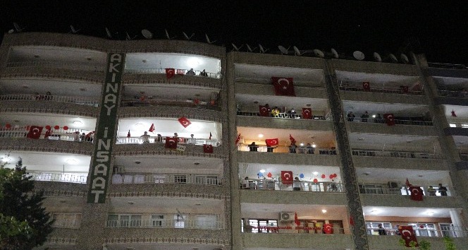 Siirtliler balkonlardan İstiklal Marşı’nı okudu