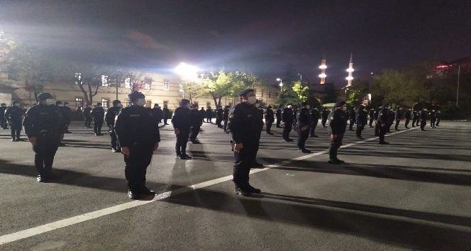 Bayrampaşa Çevik Kuvvet ekipleri 21.00’da İstiklal Marşı’nı okudu