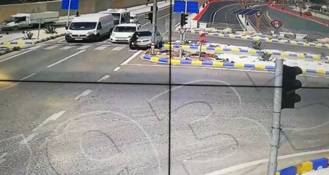 Otomobilin yayaya çarpıp metrelerce savurduğu kaza mobeseye yansıdı