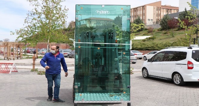 Cam firması sağlık çalışanları için ’steril triyaj’ kabini üretti