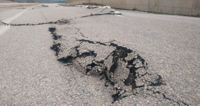 Toprak kayması sonucu yol kısmen çöktü