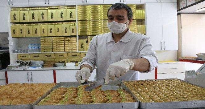 Uşak’ta tatlıcı esnafı Ramazan ayı satışlarından umutlu