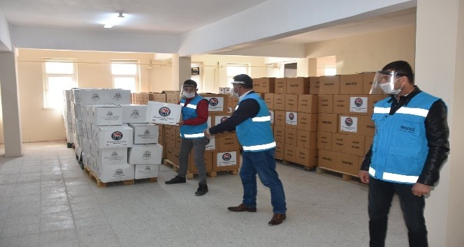 Kırıkkale’de hayırsever insanlardan ihtiyaç sahilerine gıda paketi