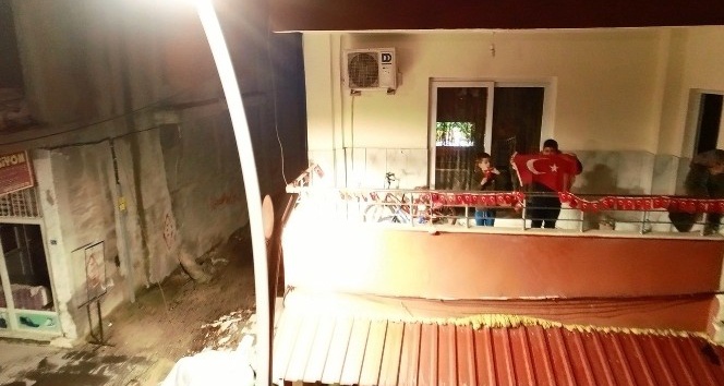 Droneyi görüp içeri kaçan çocuklar, Türk bayrağı ile geri döndü