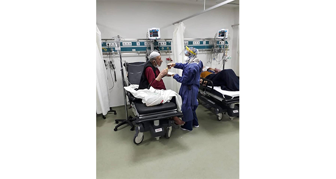 Fedakar doktor kendi orucunu açmadan önce hastasına yemek yedirdi
