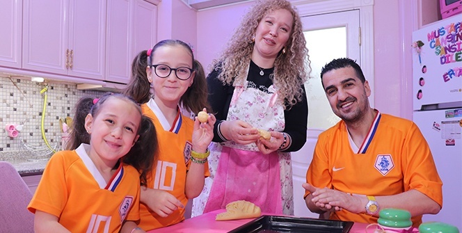 Korona virüs günlerini eşine yardım ederek geçiriyor