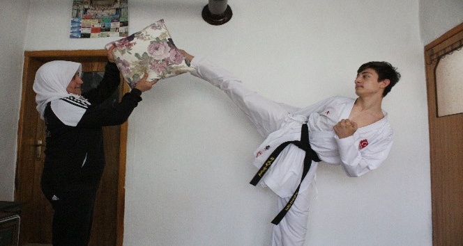 14 yaşındaki milli karateci antrenmanları halasıyla yapıyor