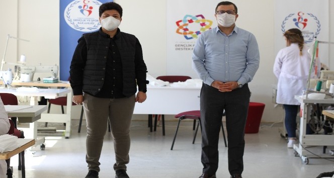 Silopi’de Gençlik Merkezinde günlük 10 bin maske üretiliyor