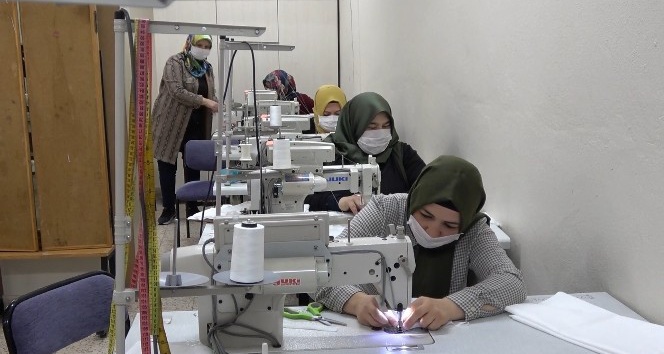 Gönüllü kadınlar maske üretiyor