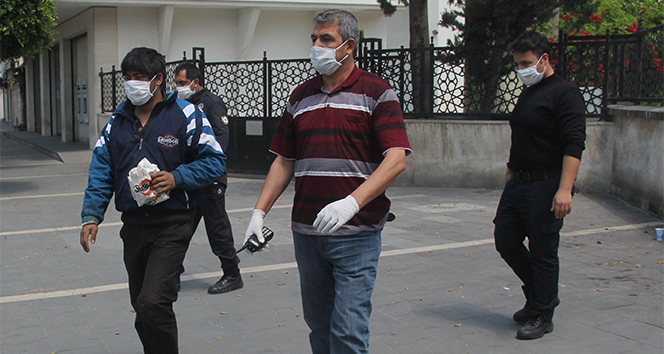 Sokakta kalan yabancı uyruklu gence polis sahip çıktı