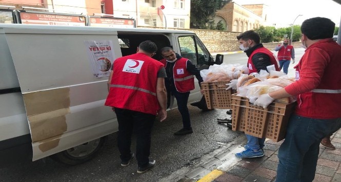 Kızılay’dan iftarda su ve ekmek ikramı