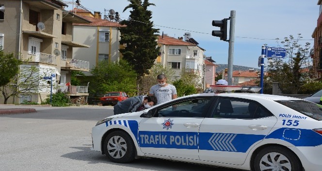 Kısıtlamaya rağmen dışarı çıktılar, cezayı yediler