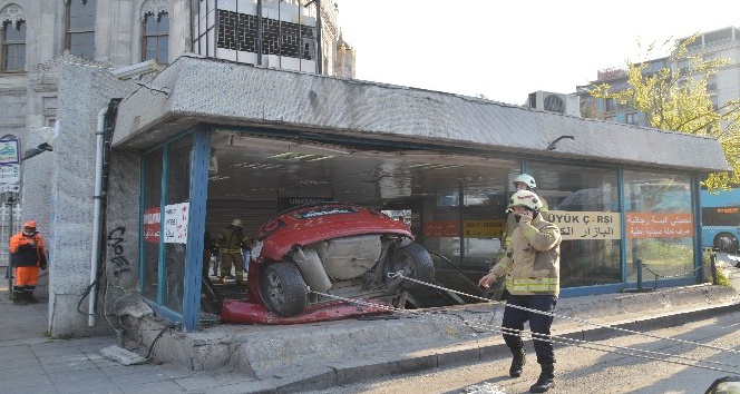 İETT otobüsüne çarpan araç Aksaray Yeraltı Çarşısı’na uçtu